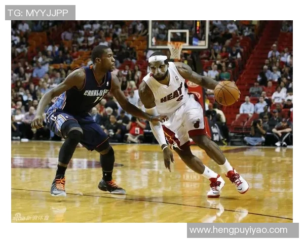 热火与山猫激战正酣球员们展现出色技艺与团队合作精神